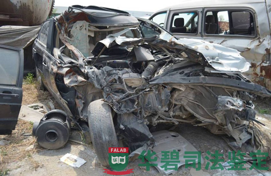 涉案車輛右前側(cè)